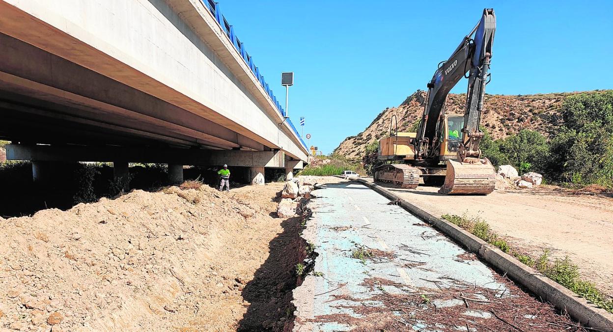 Trabajadores y maquinaria reparan, la semana pasada, uno de los viaductos afectados por el impacto de la DANA de septiembre de 2019. 