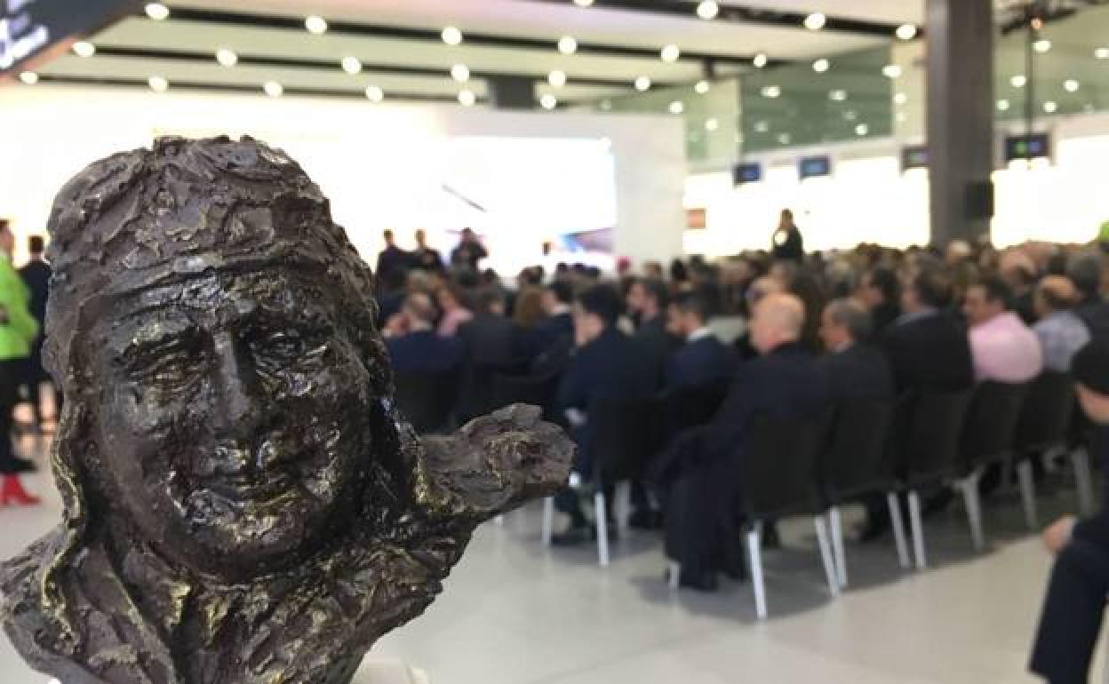 El busto de Juan de la Cierva durante la la inauguración del aeropuerto regional, en una imagen de archivo. 