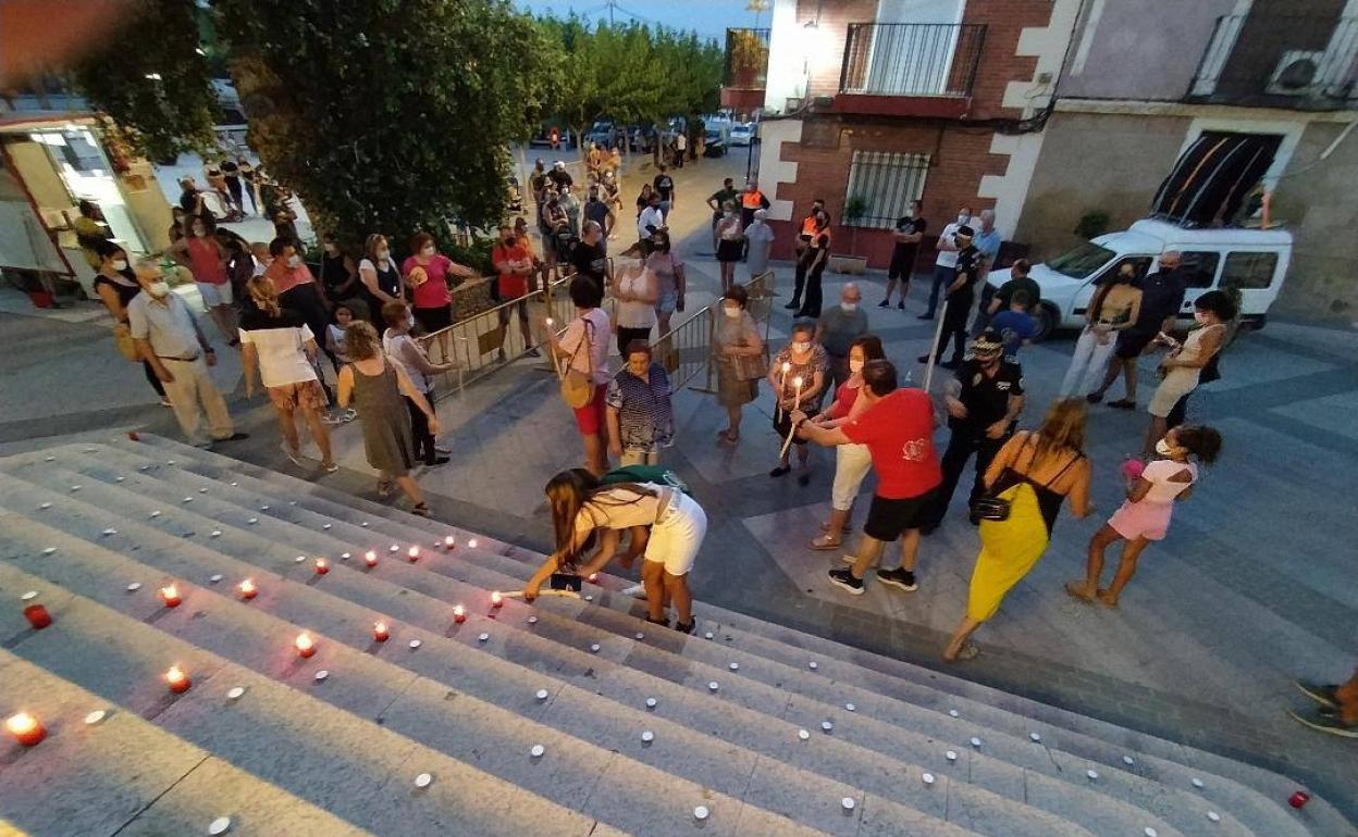 Los albudeiteros encienden sus velas en la noche de las luciérnagas.