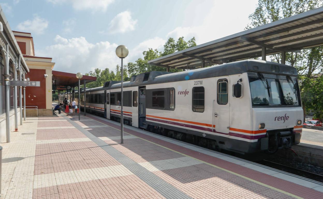Tren de Cercanías en la Estación de Sutullena. 