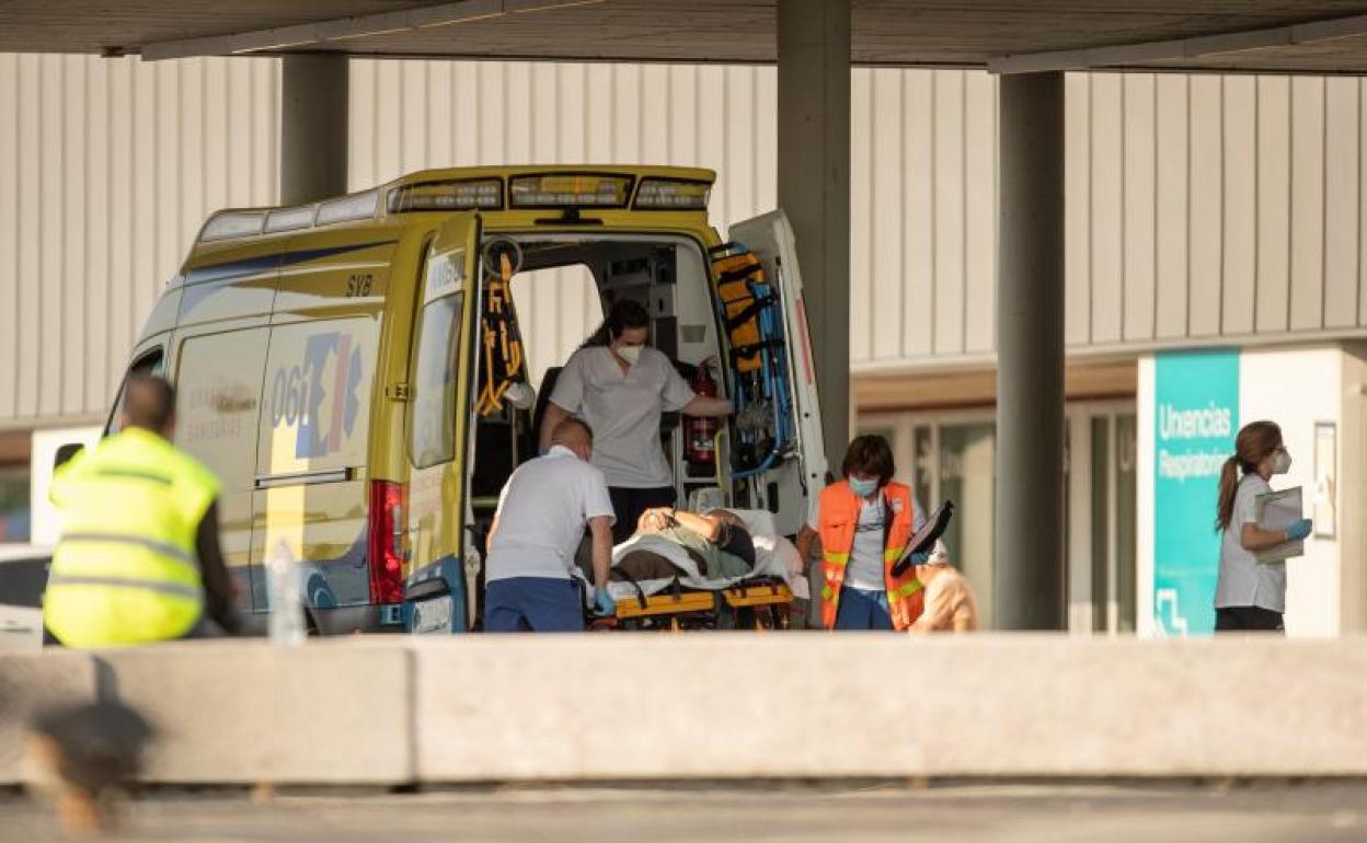 Una ambulancia traslada a un enfermo de la covid-19 en lugo. 