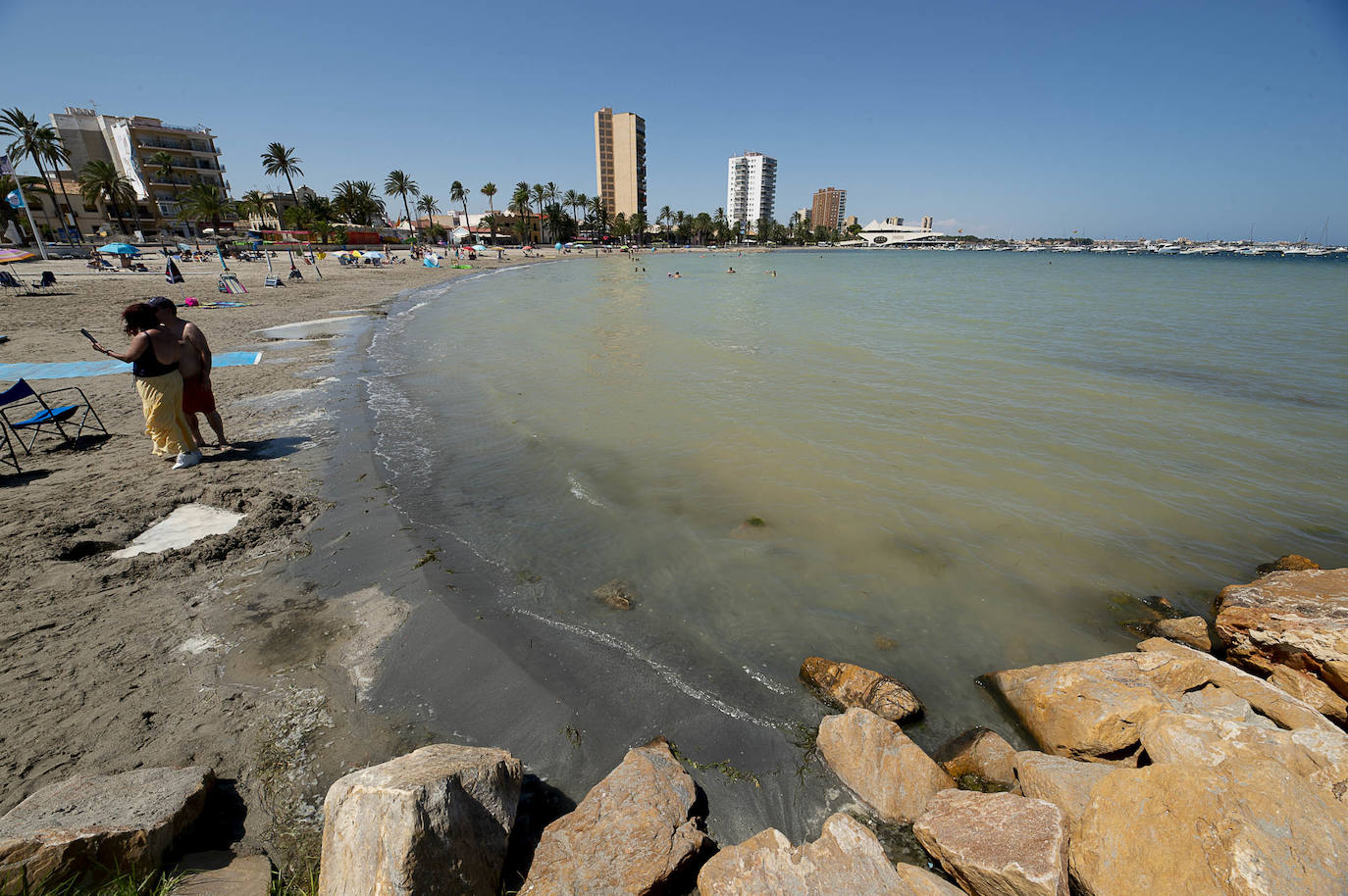 Fotos: La rotura de una tubería en San Javier provoca un vertido de agua dulce al Mar Menor