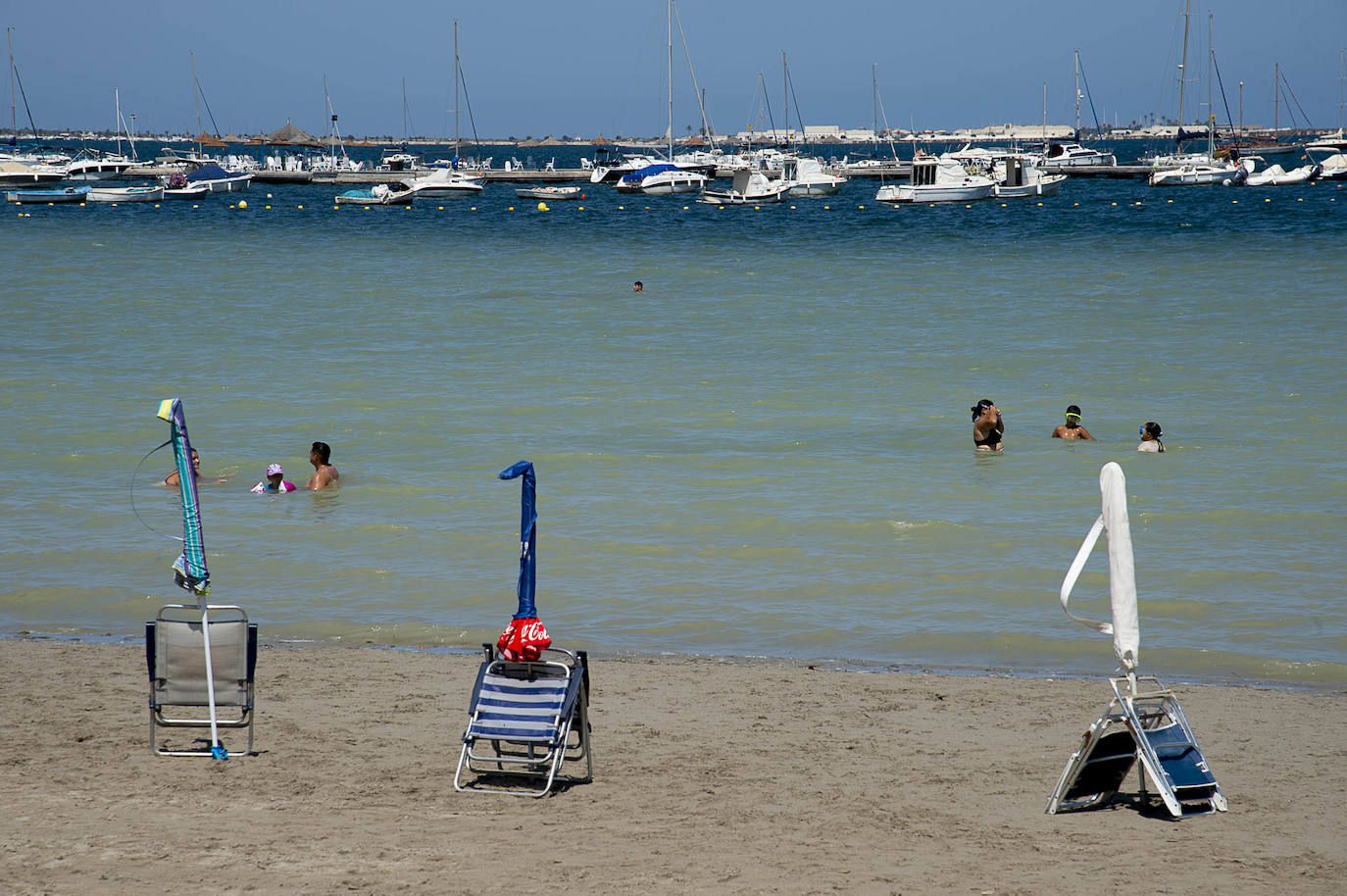 Fotos: La rotura de una tubería en San Javier provoca un vertido de agua dulce al Mar Menor