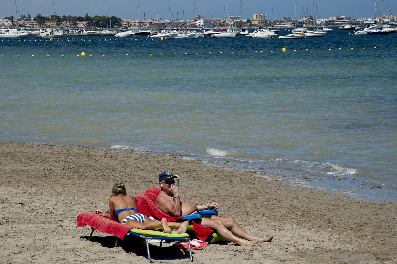 Fotos: La rotura de una tubería en San Javier provoca un vertido de agua dulce al Mar Menor