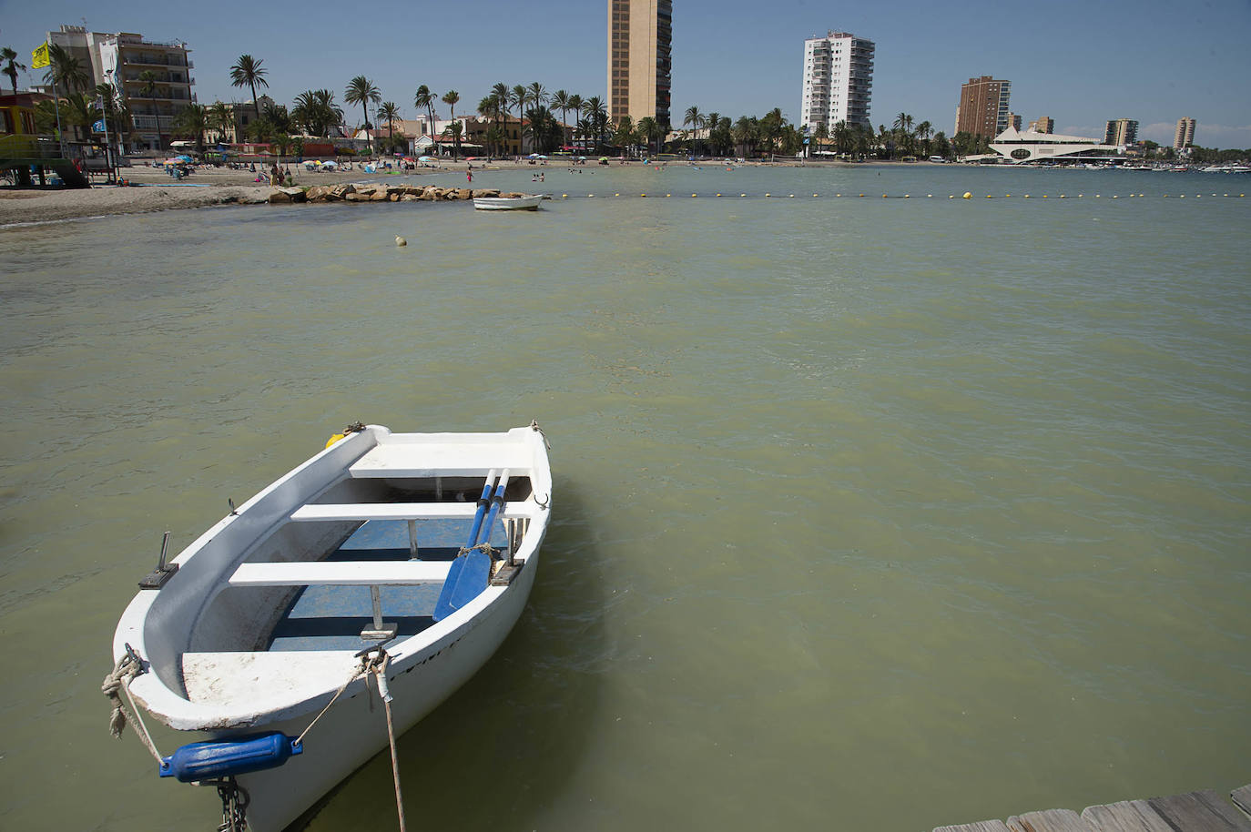 Fotos: La rotura de una tubería en San Javier provoca un vertido de agua dulce al Mar Menor