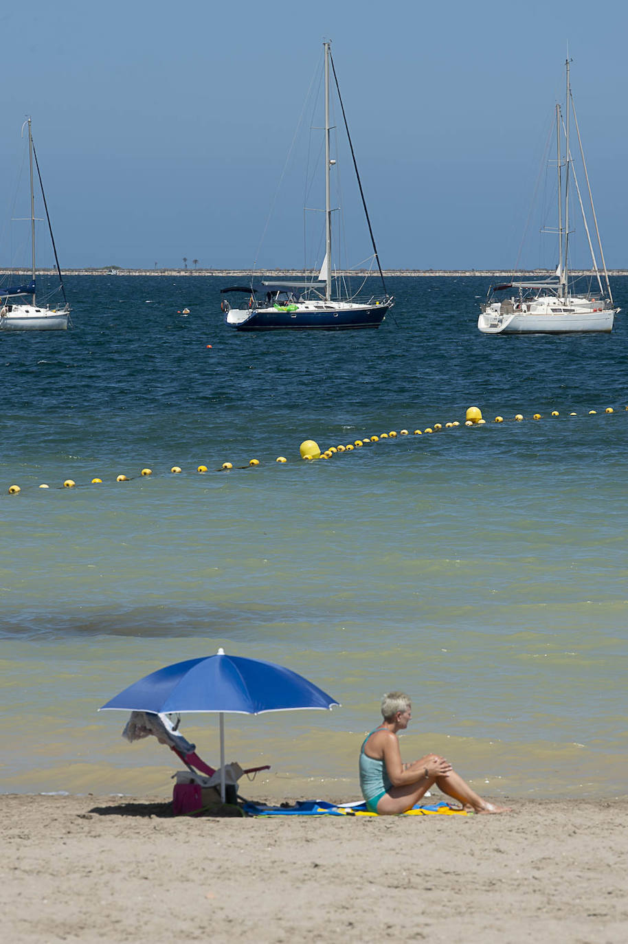 Fotos: La rotura de una tubería en San Javier provoca un vertido de agua dulce al Mar Menor