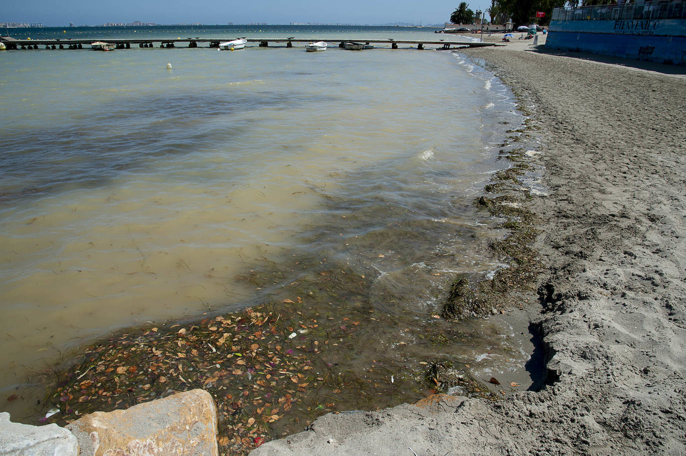 Fotos: La rotura de una tubería en San Javier provoca un vertido de agua dulce al Mar Menor