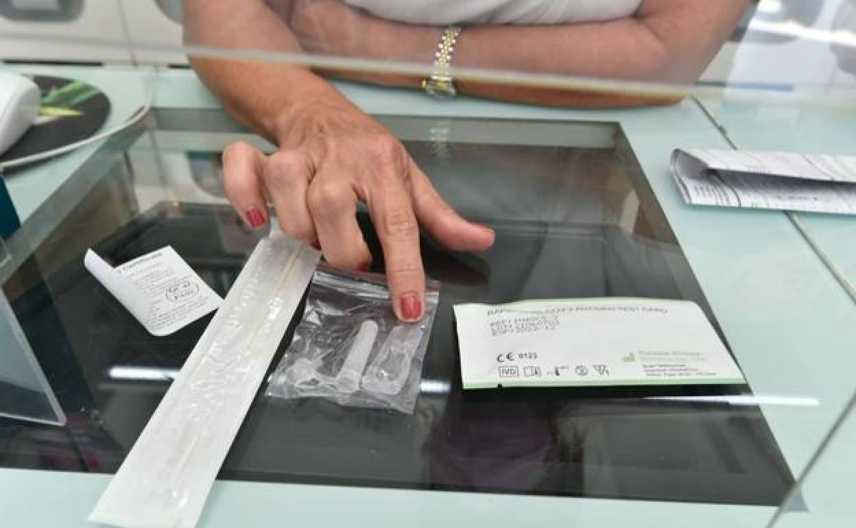 Una farmaceútica muestra un test de antígenos en una imagen de archivo. 