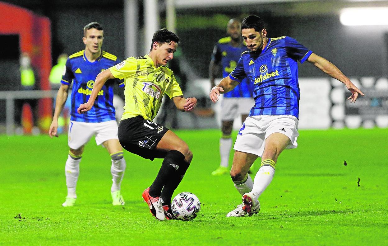 Yan Bodiger (dcha.) disputa el balón en el partido de la Copa del Rey disputado entre el Cádiz y el Ribadumia, la temporada pasada.