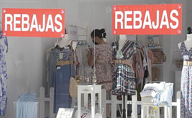 Interior de un establecimiento en plenas rebajas, ayer. 