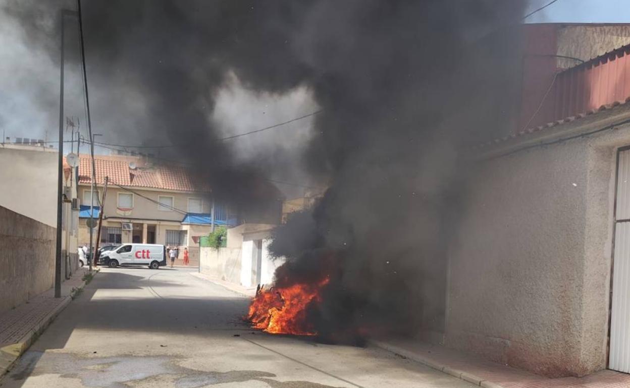 Incendio de un vehículo en Ceutí.