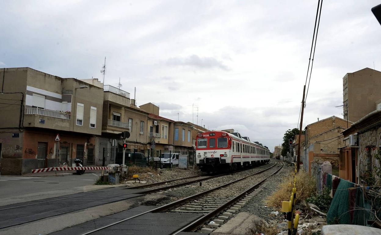 Un tren de Cercanías de la línea Murcia-Lorca-Águilas pasa por Barriomar, donde está pendiente el soterramiento de las vías. 