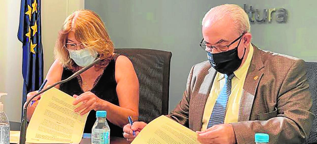 María Isabel Campuzano y José Luis Mendoza, durante la firma. 