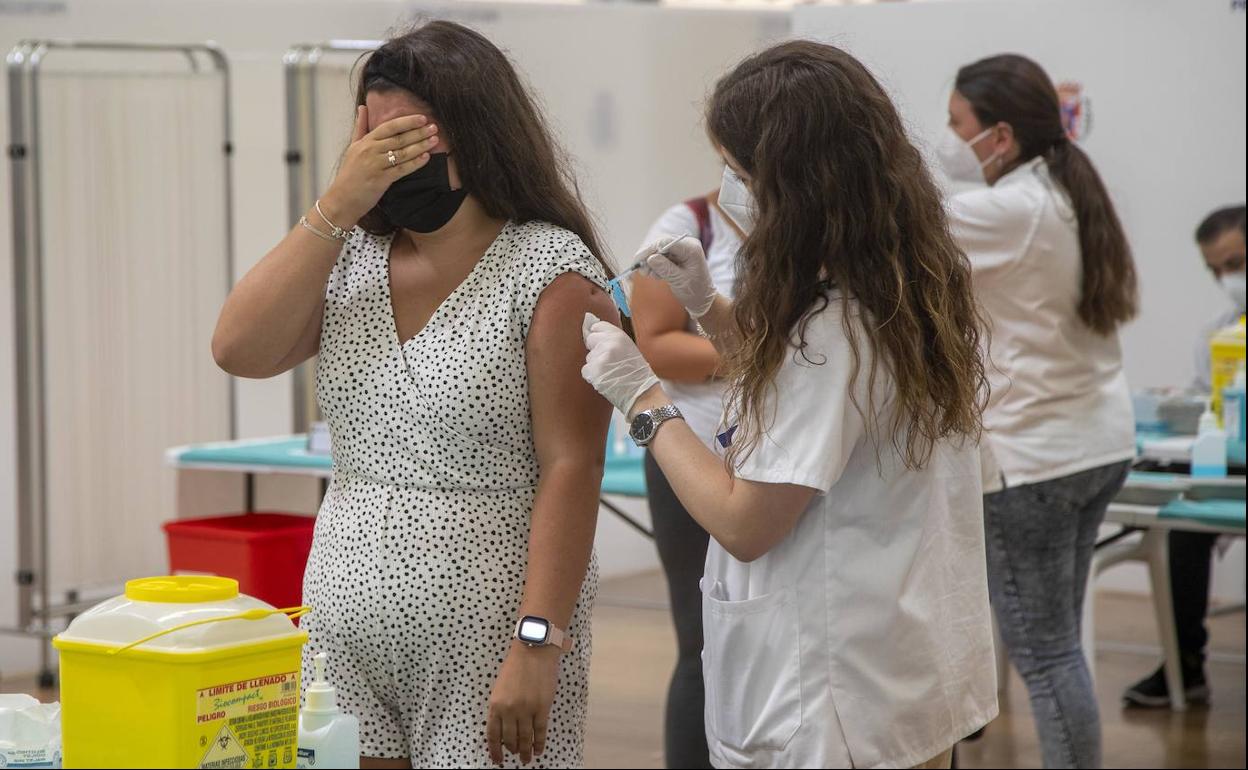 Inicio de la vacunación a menores en Cartagena, este lunes.