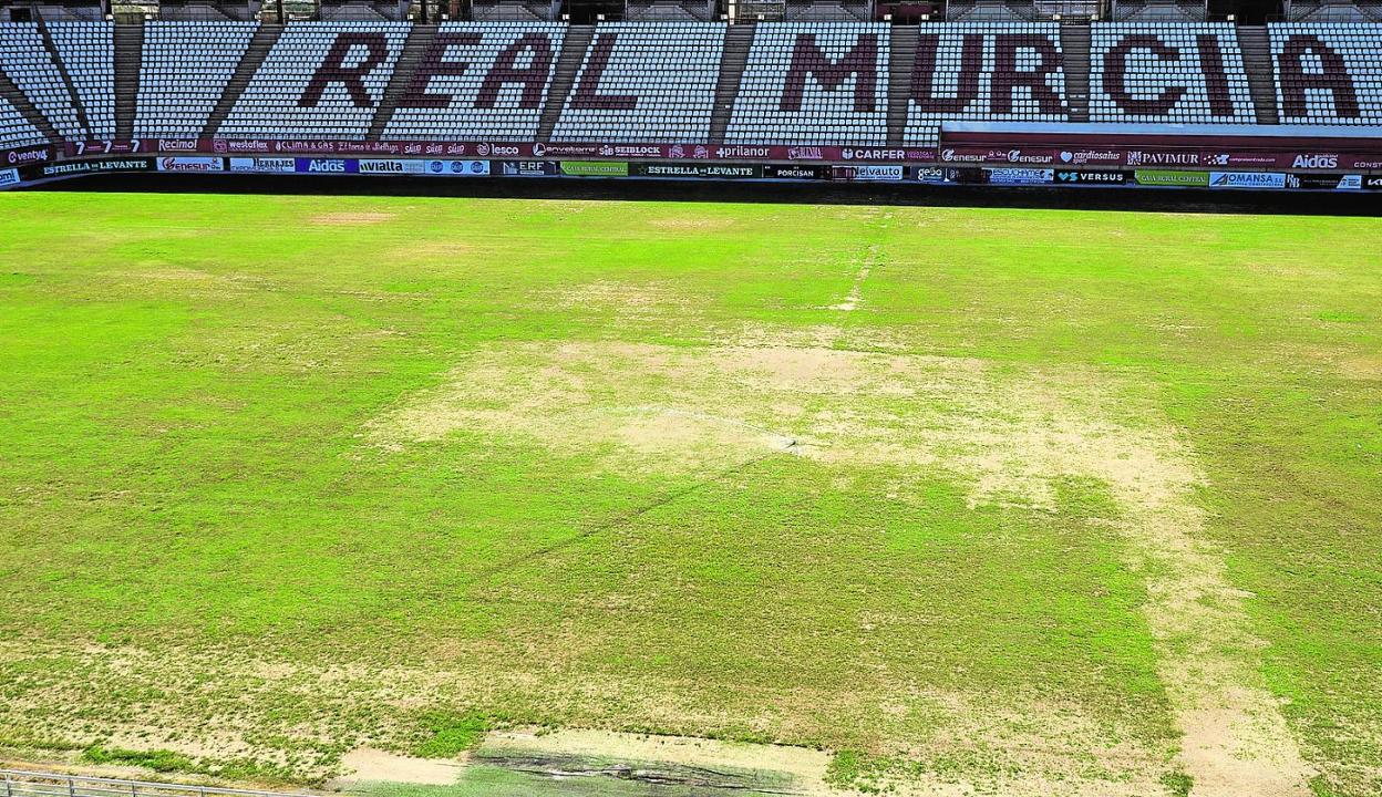 Estado del terreno de juego del estadio Enrique Roca, en una imagen tomada ayer. 