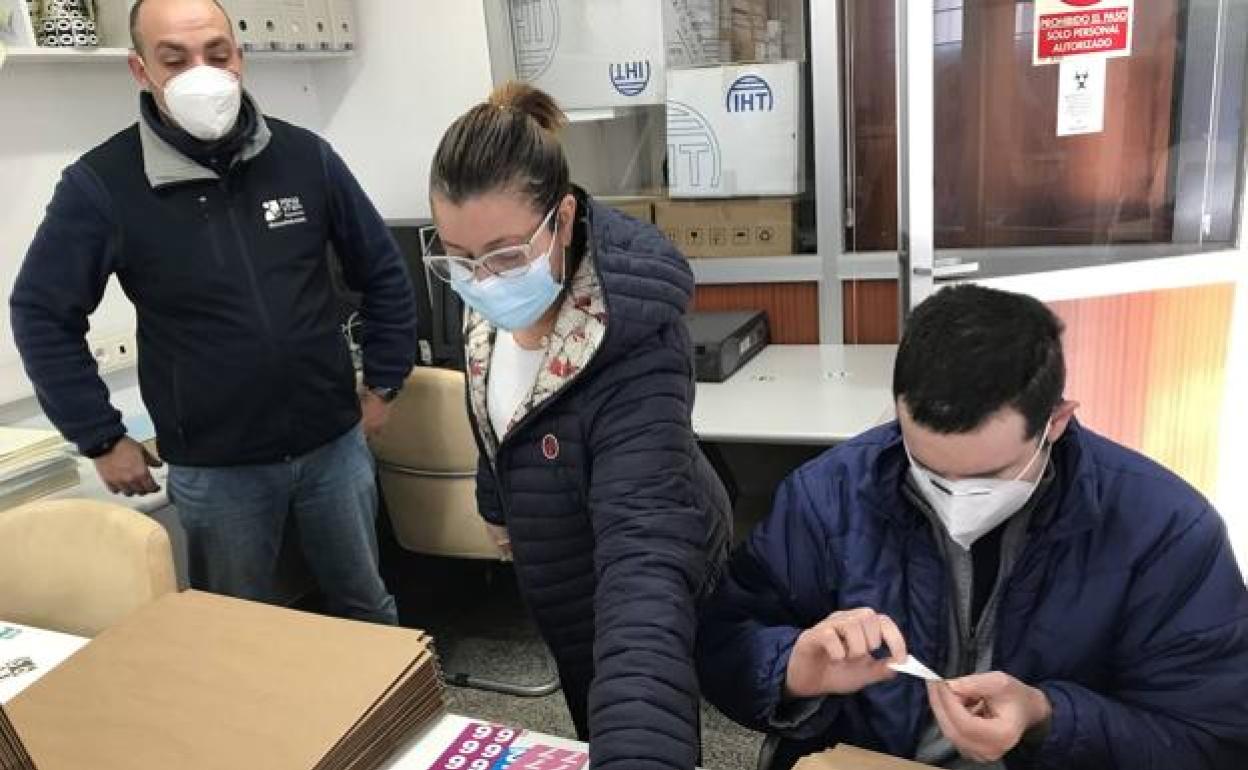 Alumnos con discapacidad en el Servicio de Archivo del Hospital de Molina. 