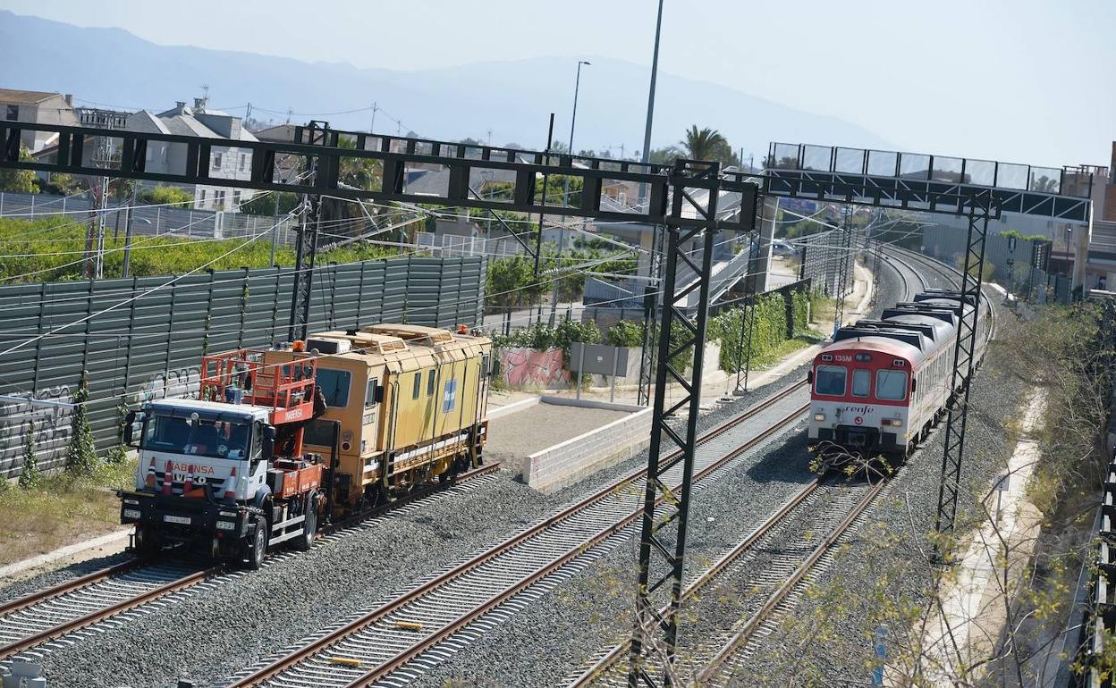 Un tren de cercanías de la línea Murcia-Alicante pasa por la estación de Beniel. 