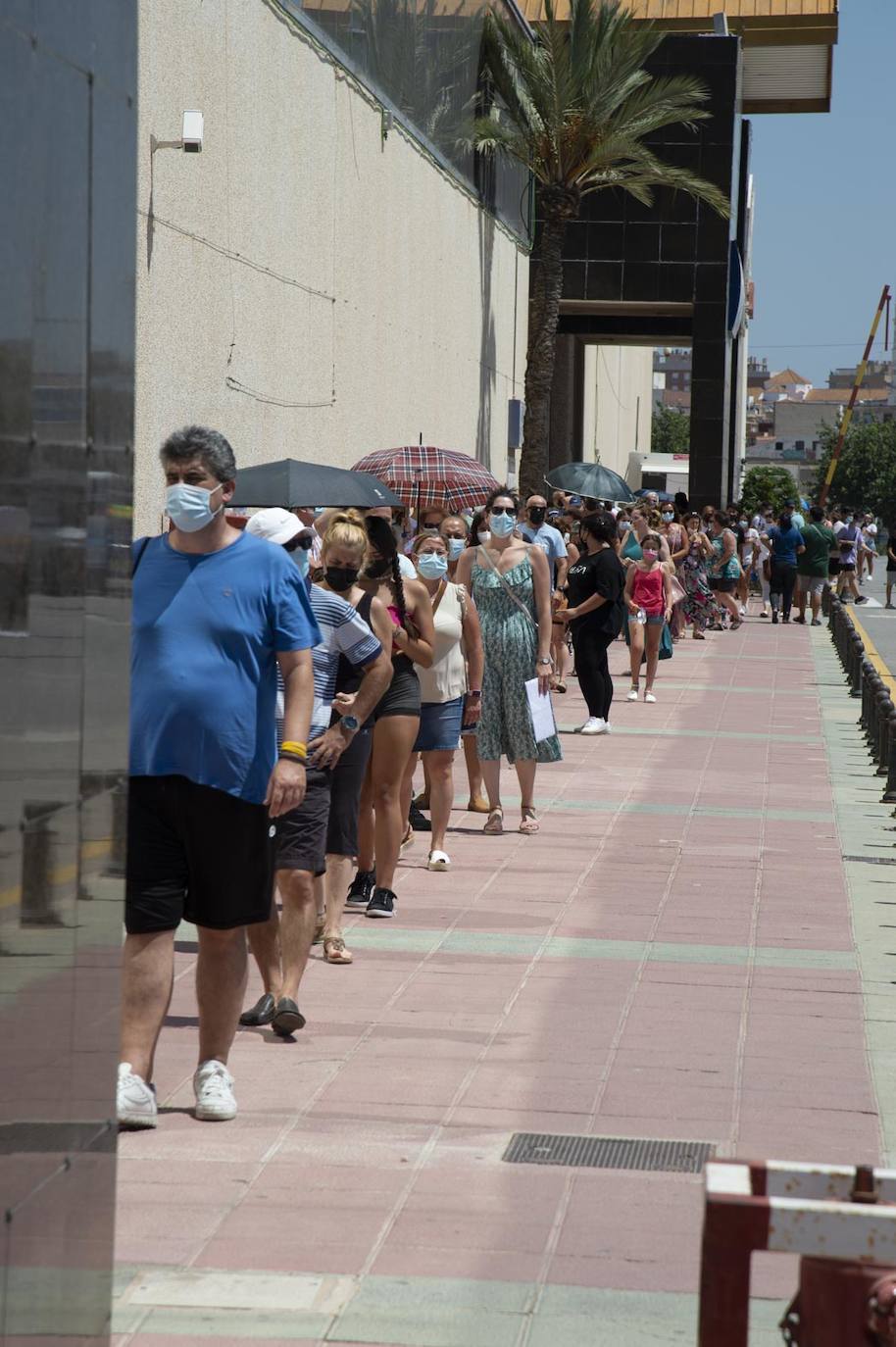 Fotos: Largas colas durante la vacunación de este jueves en Cartagena