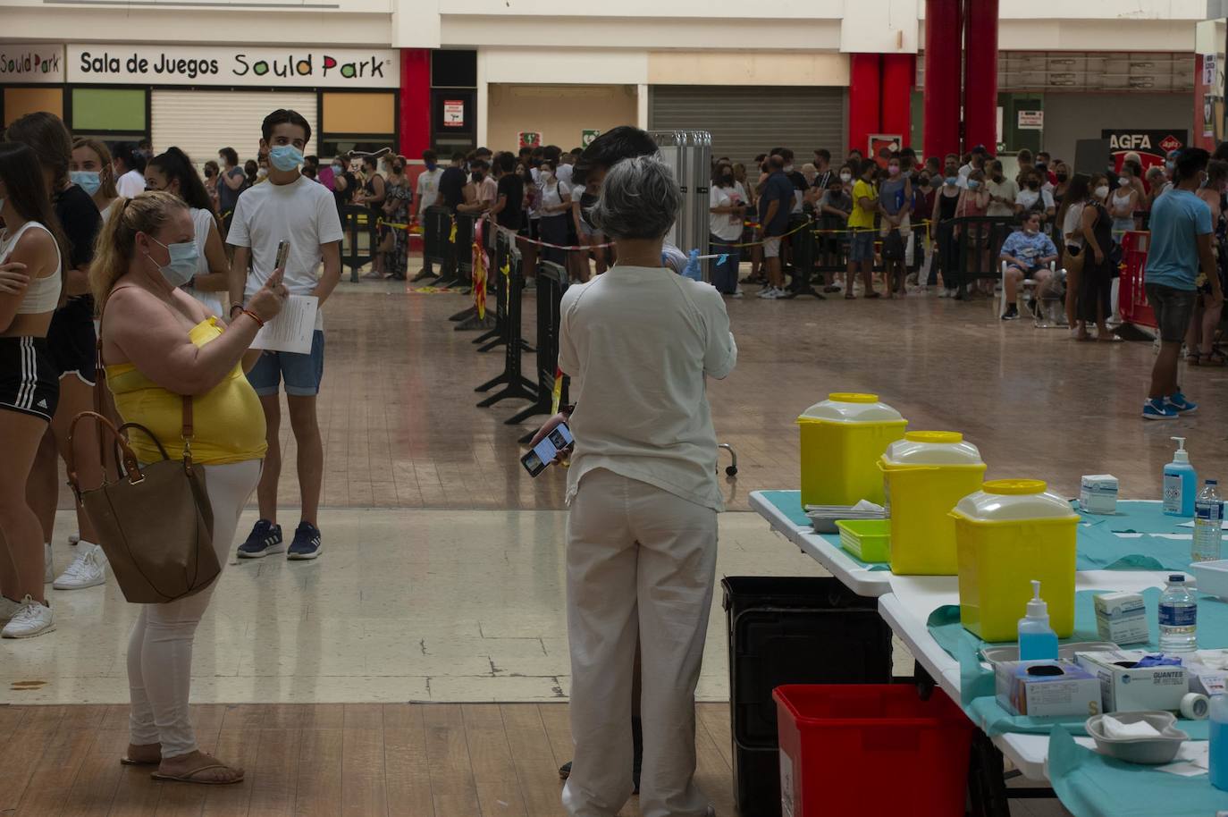 Fotos: Largas colas durante la vacunación de este jueves en Cartagena