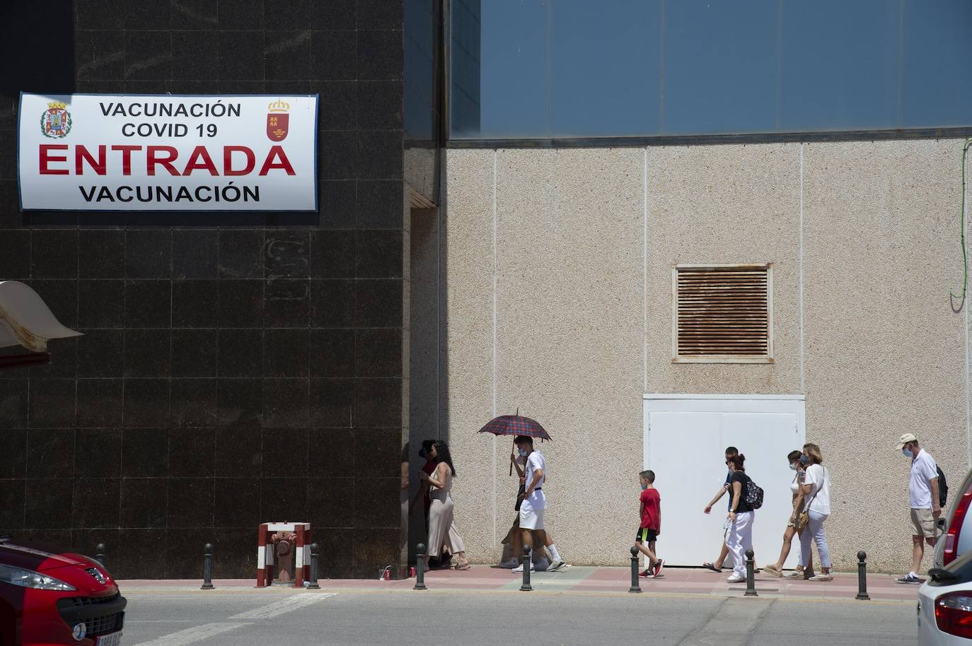 Fotos: Largas colas durante la vacunación de este jueves en Cartagena