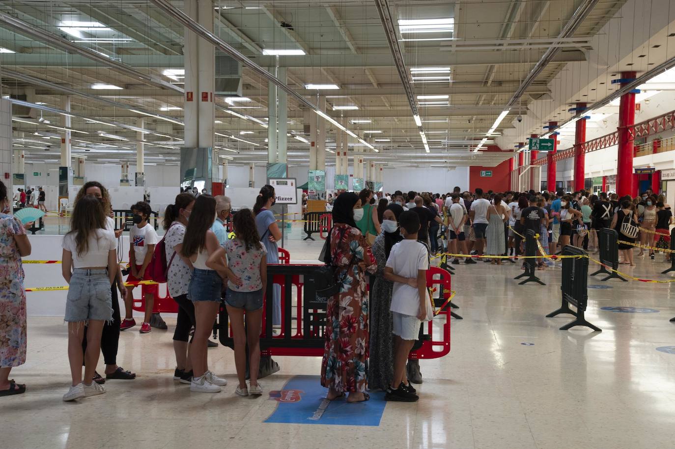 Fotos: Largas colas durante la vacunación de este jueves en Cartagena