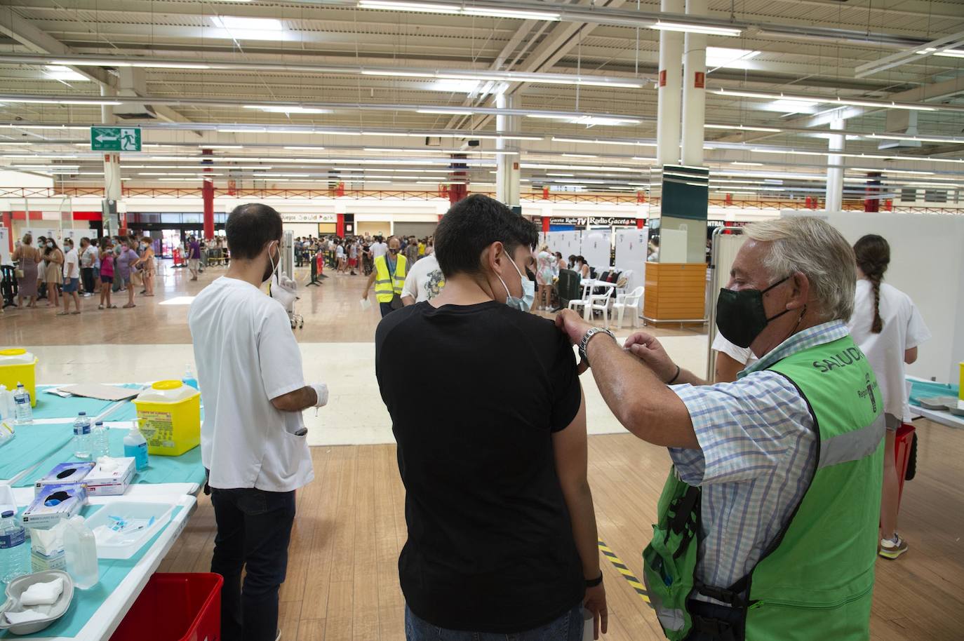 Fotos: Largas colas durante la vacunación de este jueves en Cartagena