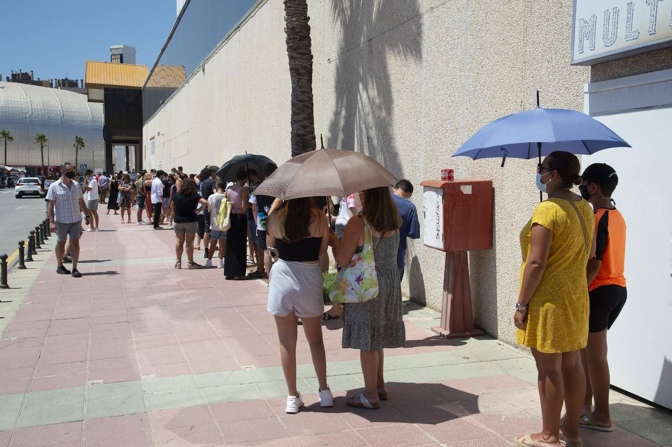 Fotos: Largas colas durante la vacunación de este jueves en Cartagena