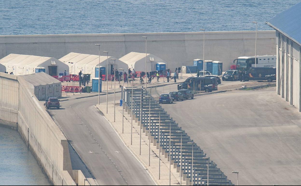 Carpas en el muelle de Escombreras, en Cartagena, para atender a las personas que llegan en patera a la Región. 
