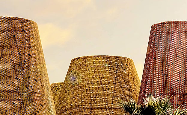 Imagen principal - Sobre estas líneas, el pabellón diseñado por el cartagenero Andrés Cánovas y sus socios Atxu Amman y N. Maruri. / El bosque de la inteligencia ofrecerá una experiencia multisensorial gracias al fresco perfume que desprenden estos ambientadores. 