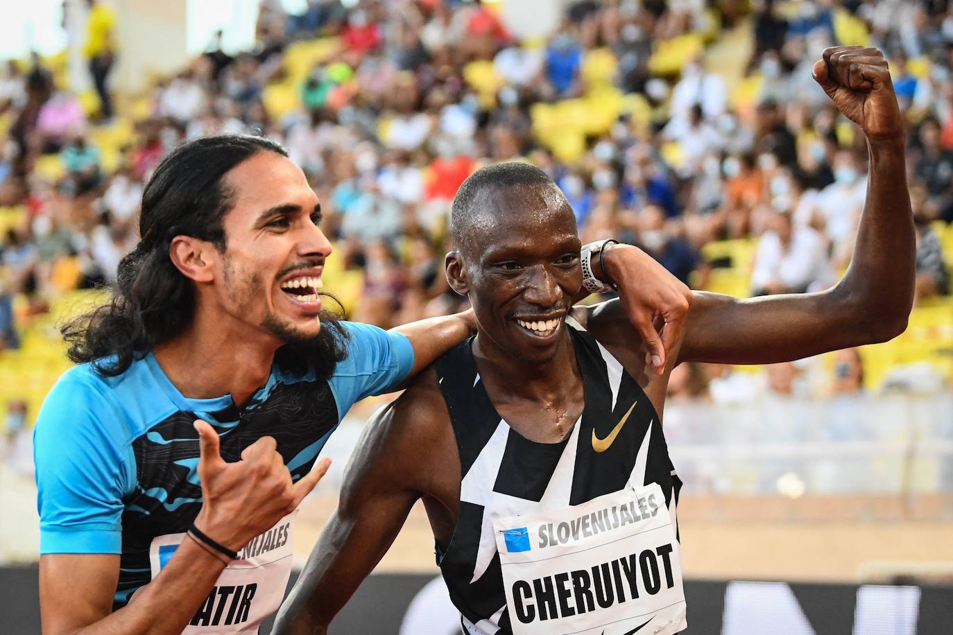 Mohamed Katir, segundo, y Timothy Cheruiyot, primero en los 1.500 metros en la Diamond League, en Monaco, el 9 de julio de 2021.
