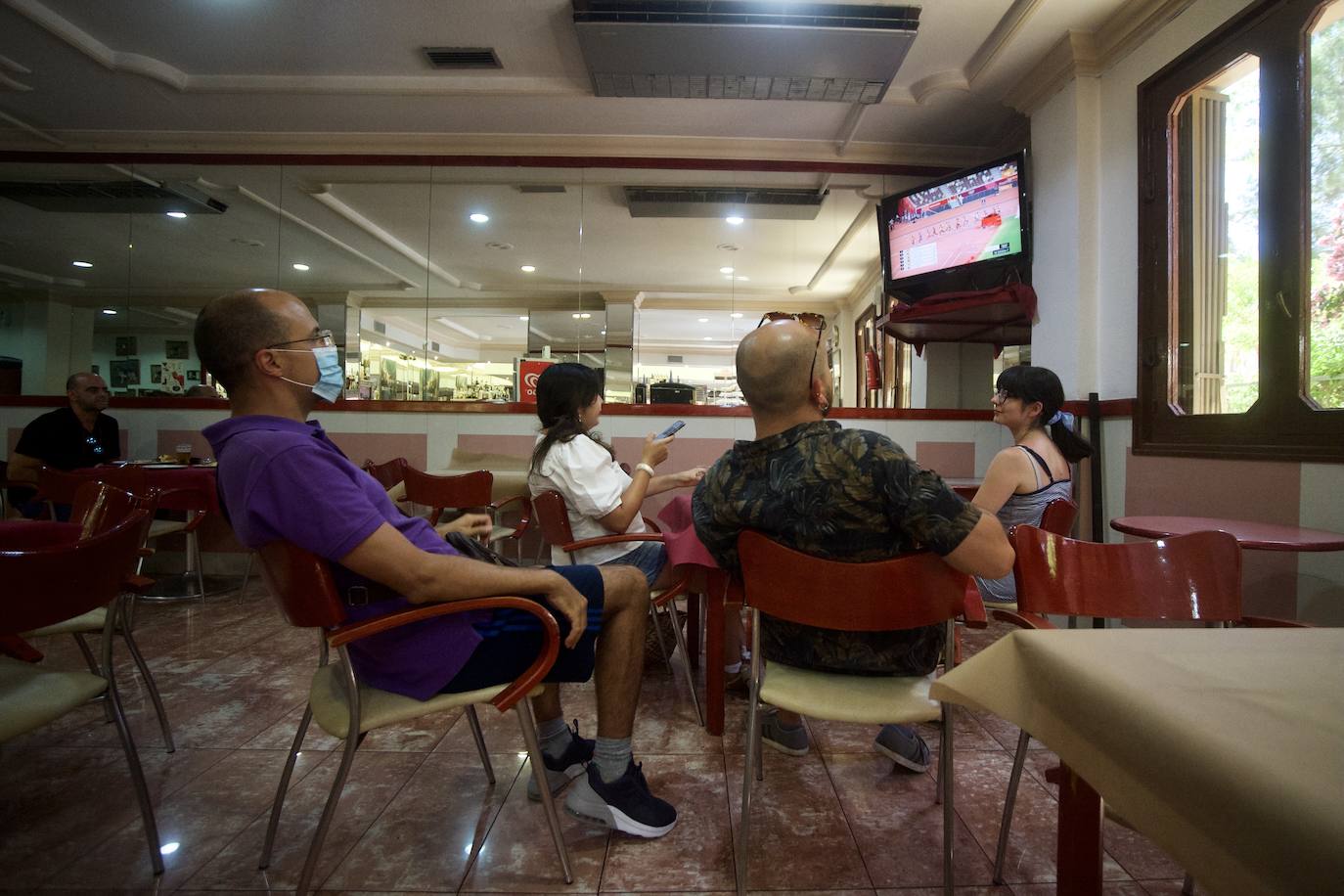 Fotos: Los muleños se refugian en los bares para animar a Mohamed Katir en la final del 5.000 de los Juegos Olímpicos