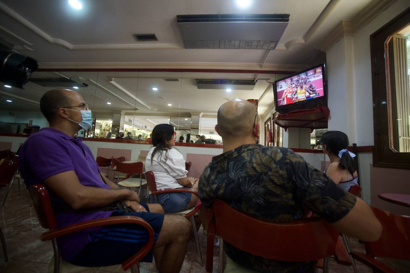 Fotos: Los muleños se refugian en los bares para animar a Mohamed Katir en la final del 5.000 de los Juegos Olímpicos