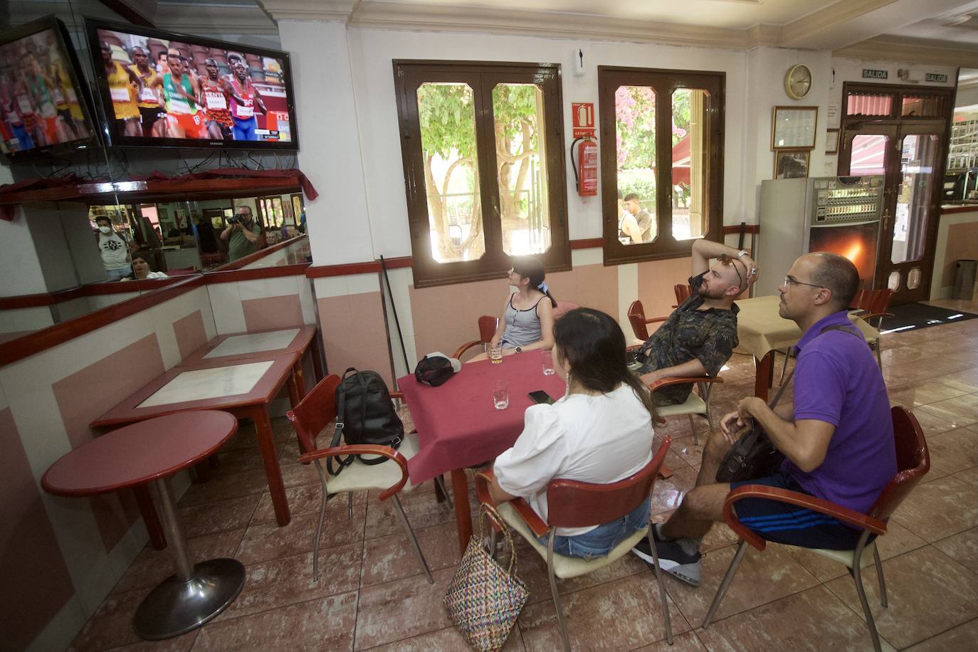 Fotos: Los muleños se refugian en los bares para animar a Mohamed Katir en la final del 5.000 de los Juegos Olímpicos