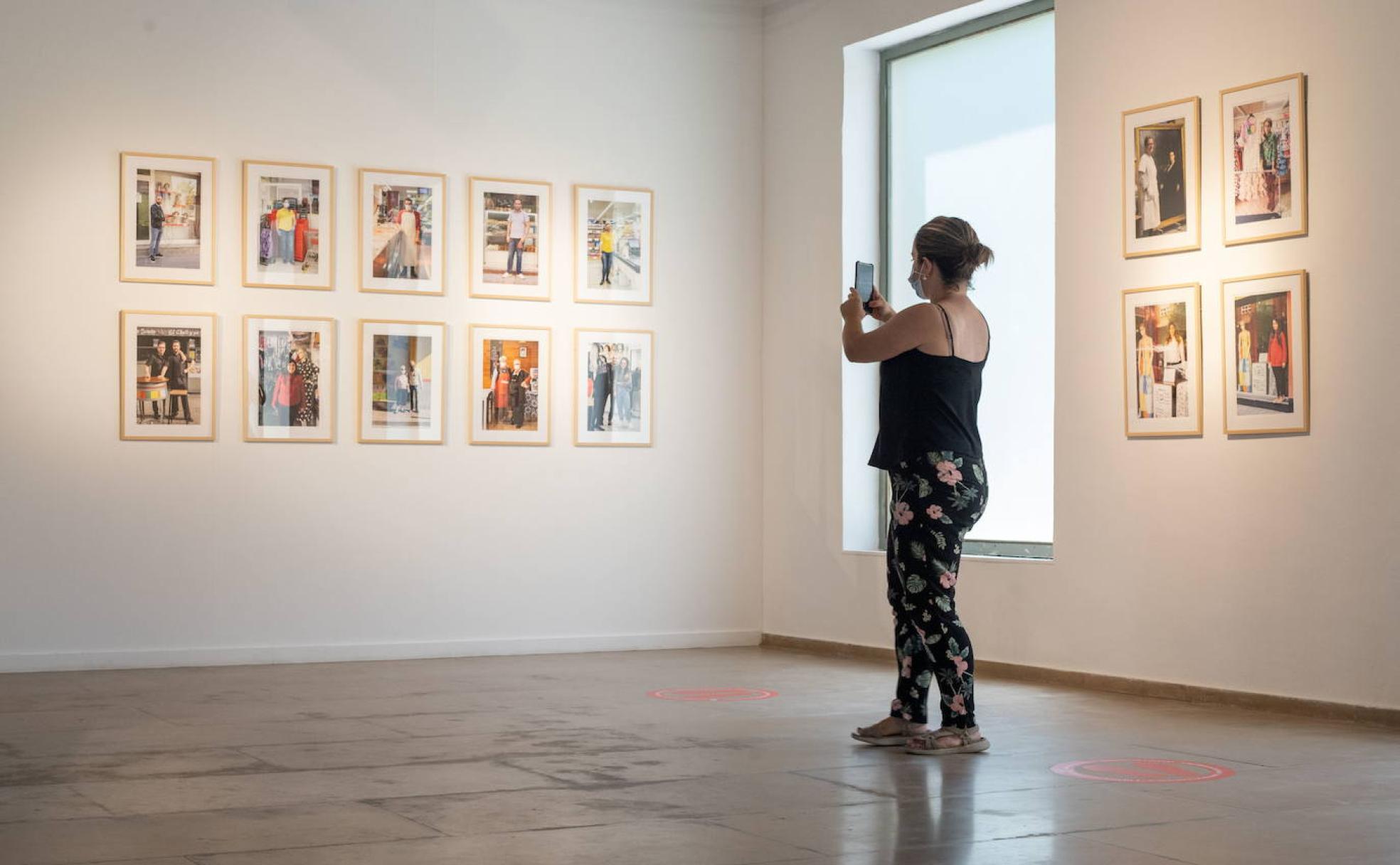 Una visitante fotografía la muestra 'Álbum de familia', de Frédéric Volkringer en los Molinos del Río. 