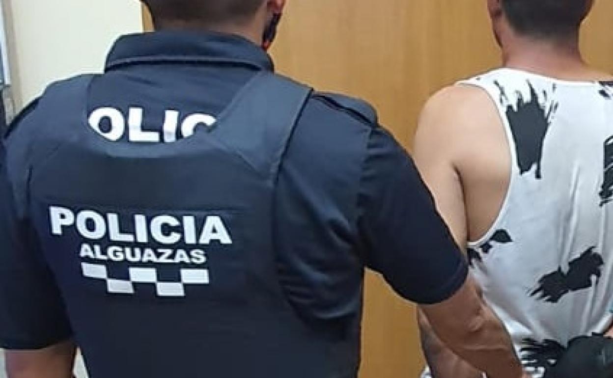 Un agente de la Policía Local traslada al sospechoso.