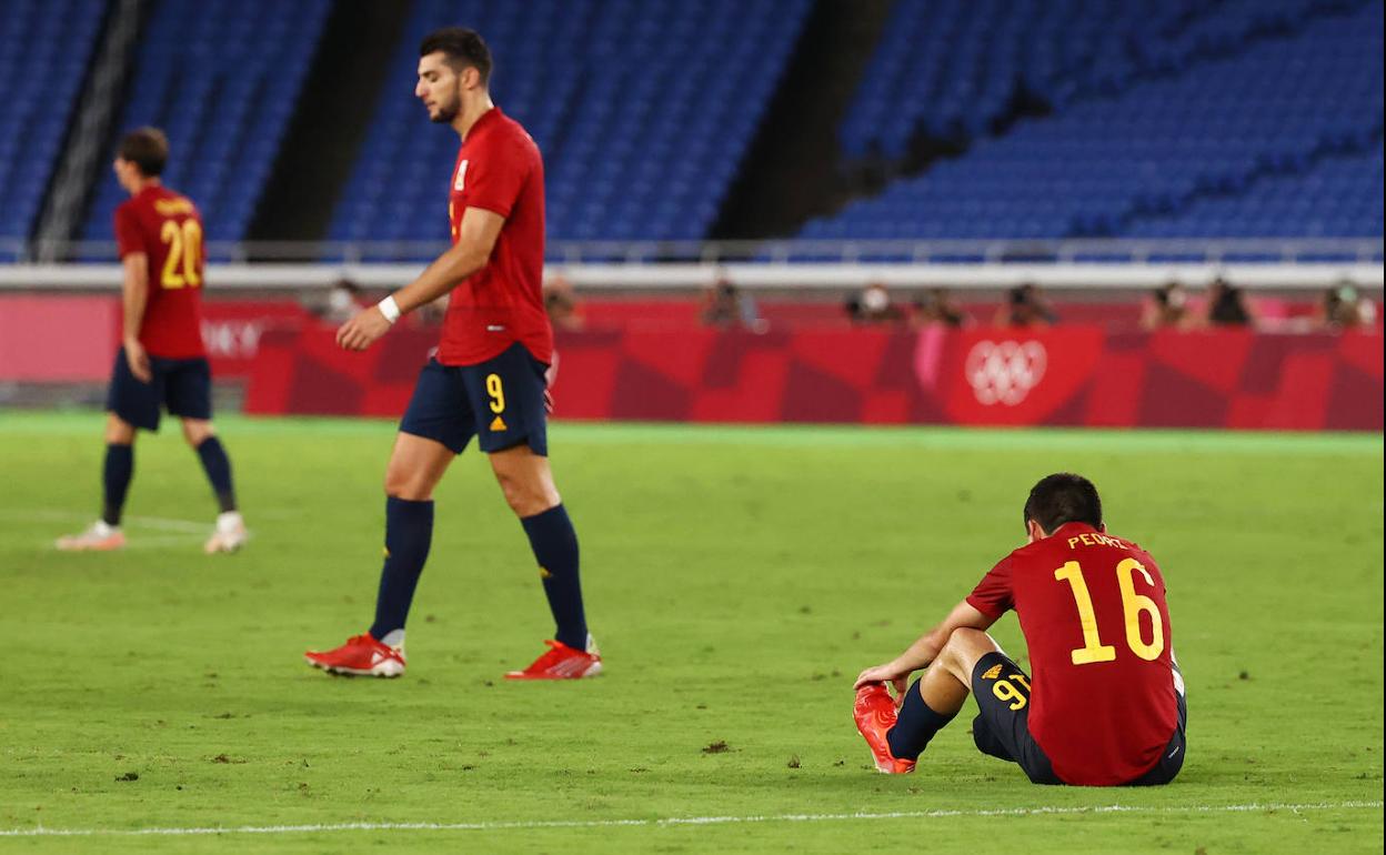 Rafa Mir y Pedri, cabizbajos tras el final del partido ante Brasil.