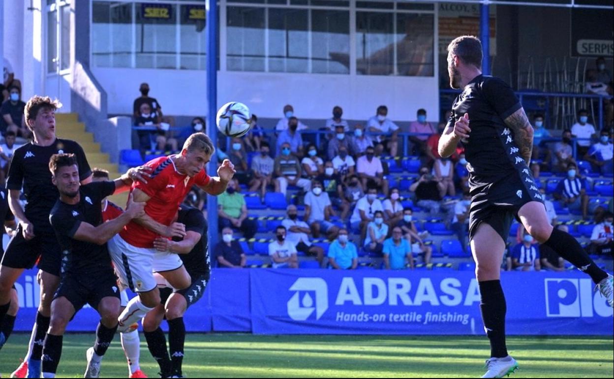 Alberto Gónzalez remata el balón para anotar el único gol del Real Murcia ante el Alcoyano, este sábado.