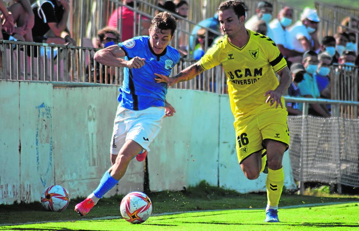 Javi Saura maniobra con la pelota, ayer en El Collao. Loren y Chacartegui pugnan por un balón, ayer en El Mayayo. 