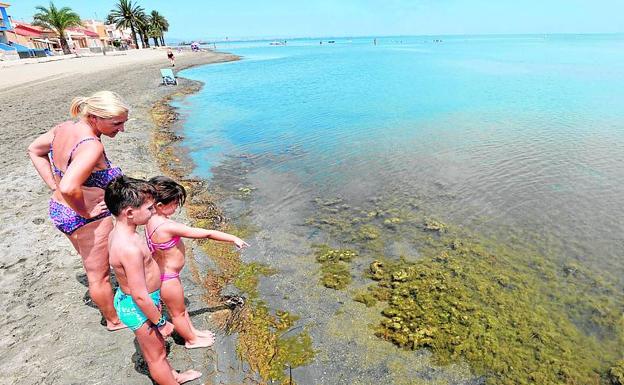 Playa de Los Urrutias con fangos que impieden el baño.