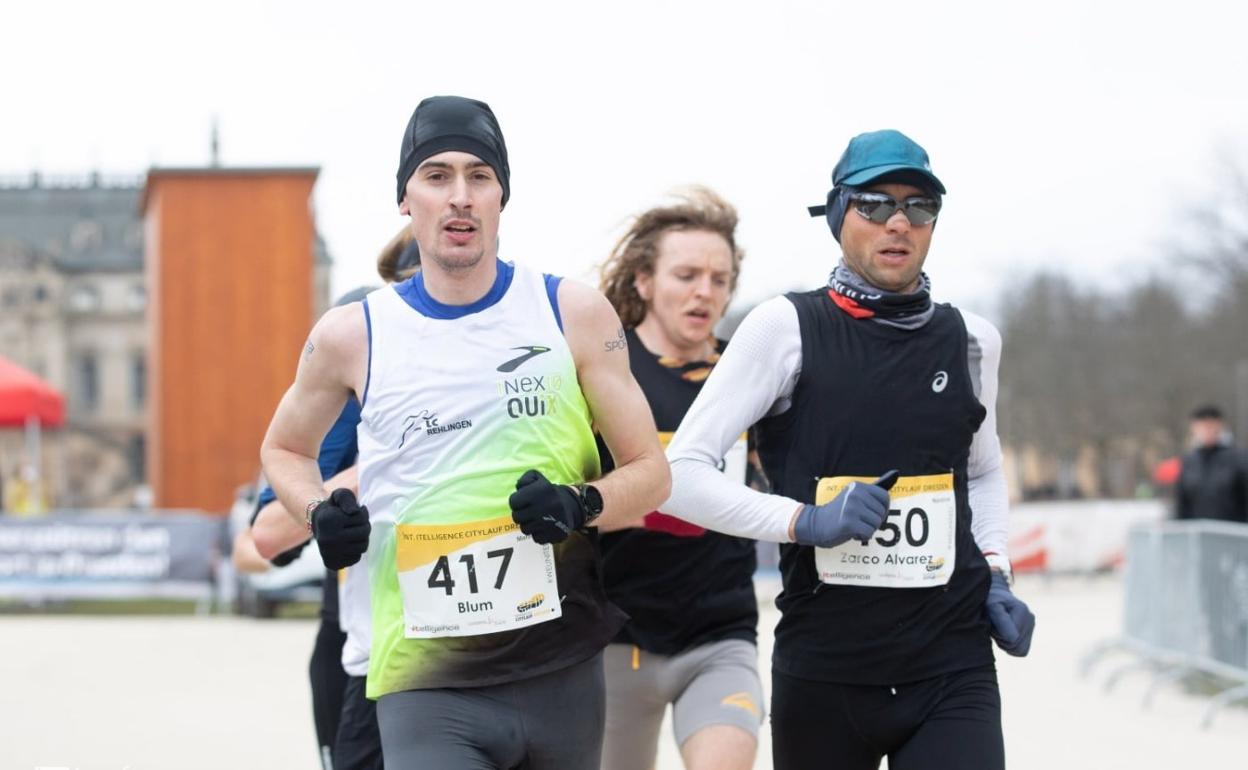 Camilo Santiago, a la izquierda, con el dorsal 417 en la maratón de Dresde.