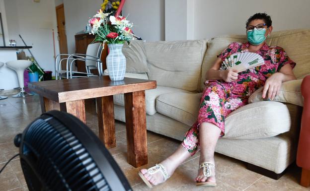 El abanico y el ventilador sustituyen al aire acondicionado en el hogar de Margarita.