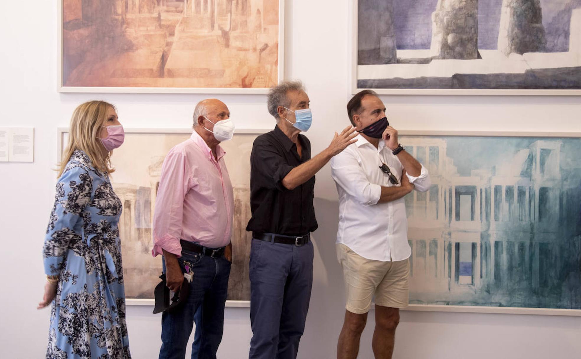 Pedro Cano, segundo por la derecha, esta semana en una visita guiada por la exposición 'Teatros', en el Teatro Romano de Cartagena.