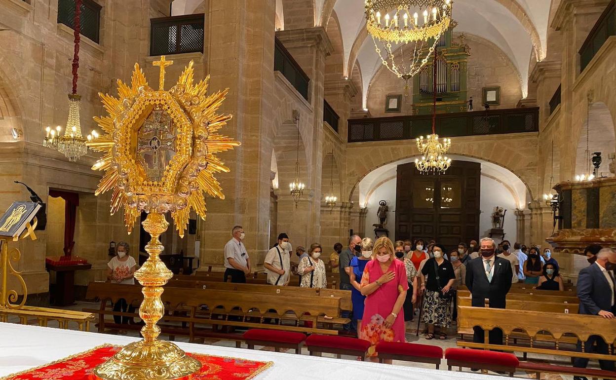 Violante Tomás durante su visita a la basílica de la Vera Cruz de Caravaca, este domingo.