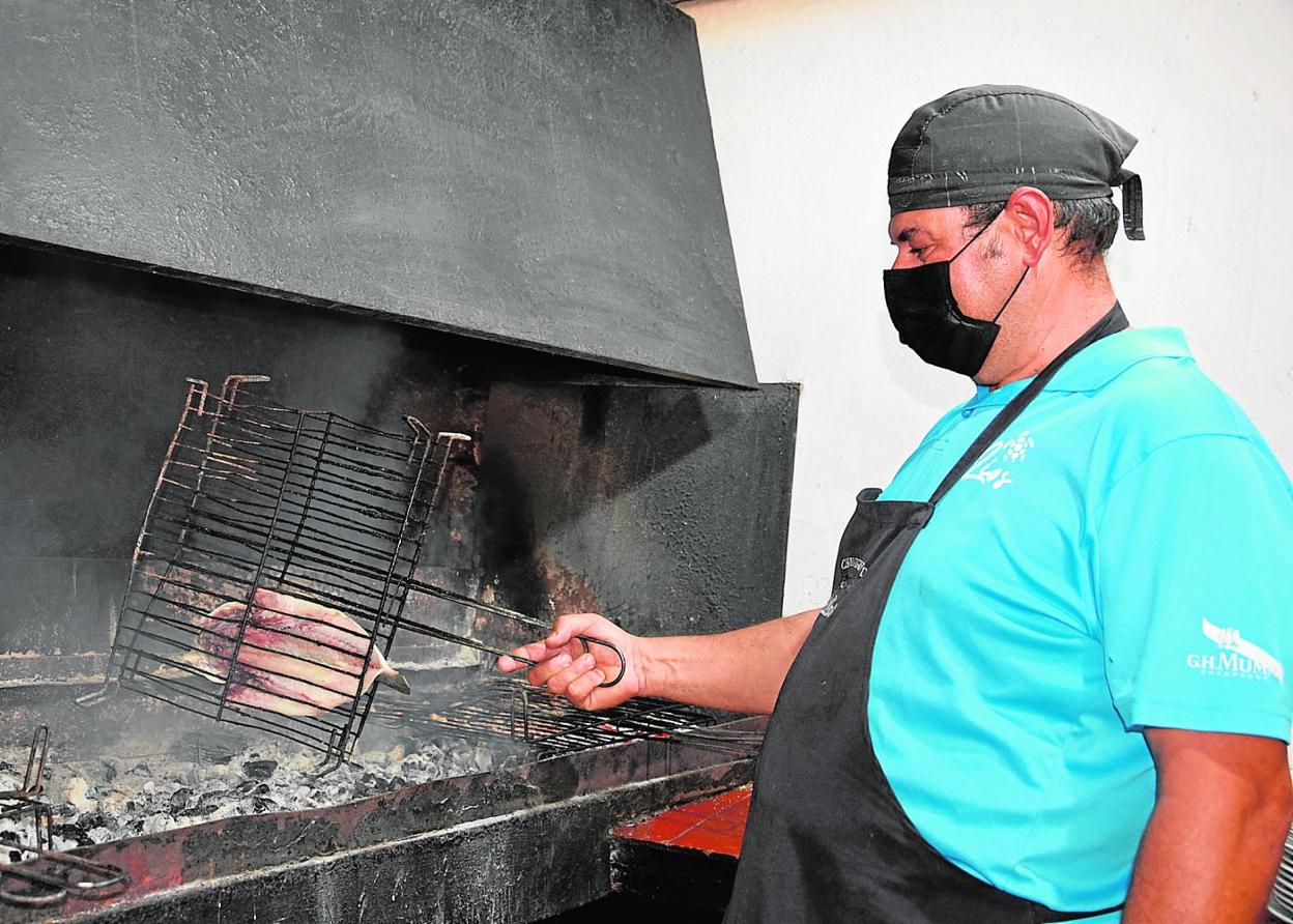 La parrilla de El Líos, en pleno funcionamiento, en la playa de Calnegre. 