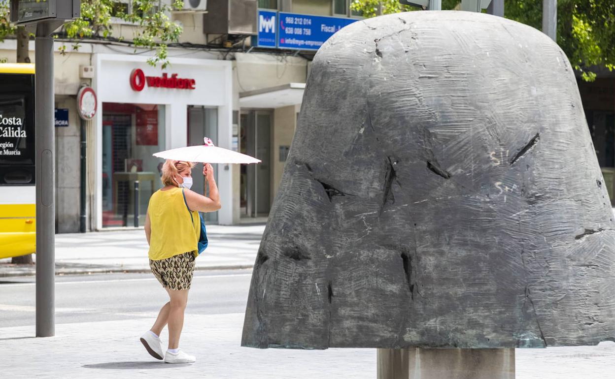 Una mujer se protege del sol en Murcia, en una imagen de archivo.