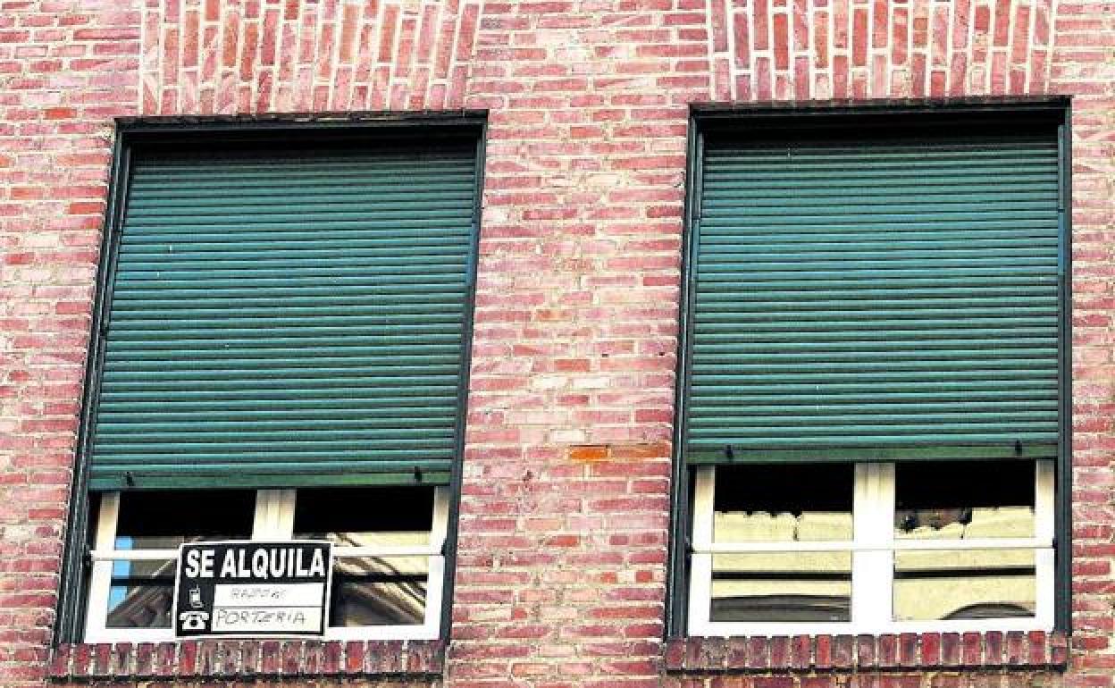 Cartel de 'se alquila' en una vivienda. 