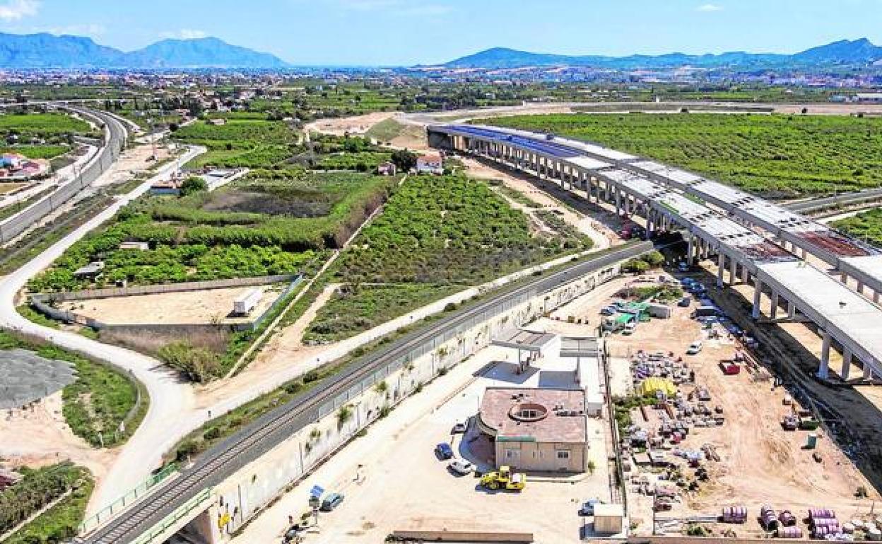 Viaducto de la autovía del Reguerón sobre el trazado ferroviario entre Murcia y Cartagena. A la izquierda, la línea del AVE con Alicante. 