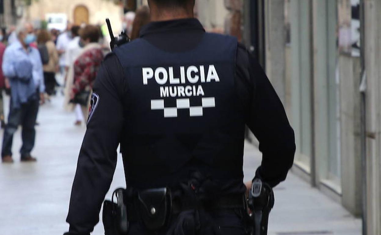 Un agente de la Policía Local de Murcia, en una imagen de archivo.