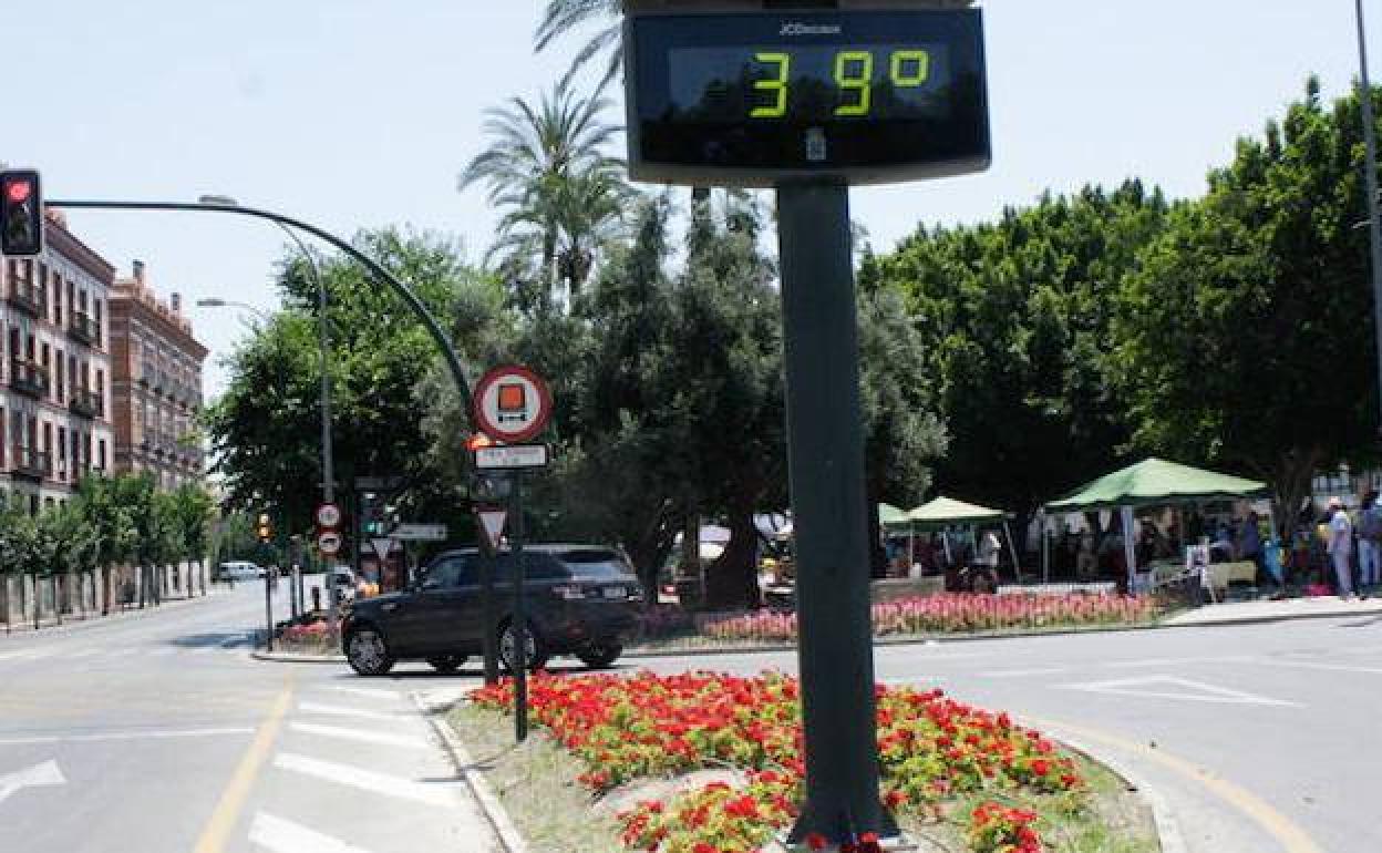 Un termómetro marca 39 grados, en una imagen de archivo.