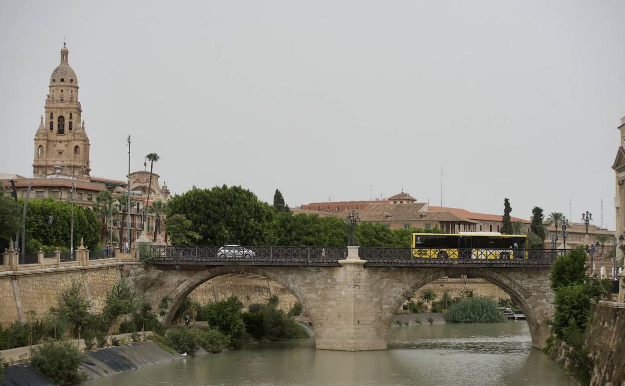 Tráfico por el Puente Viejo en una imagen tomada este martes. 
